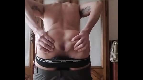 je me branle avec un doigt dans le cul, belle éjaculation,