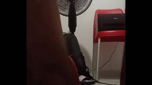Enfiando um dildo no rabo