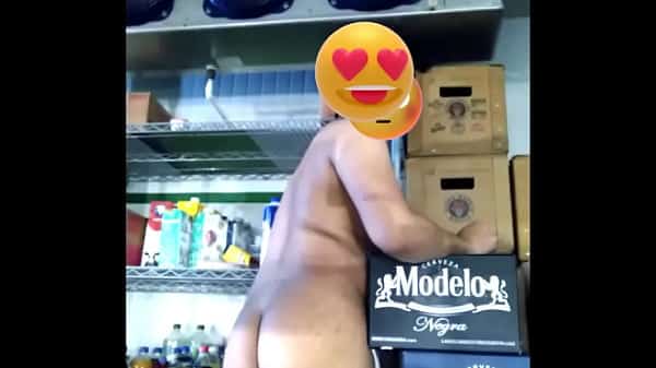 SE MASTURBA EN SU TRABAJO