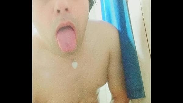 Gordo afeminado duchándose y azotándose