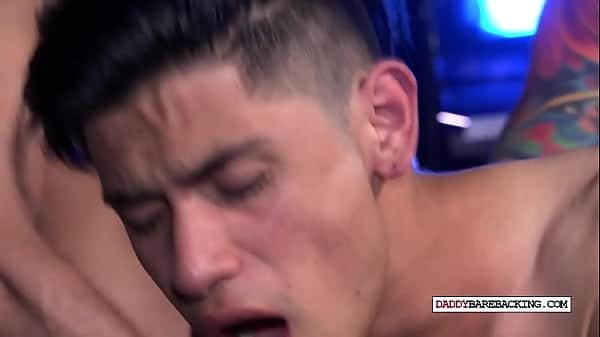 Dilf barebacking twinks in threesome before cumming