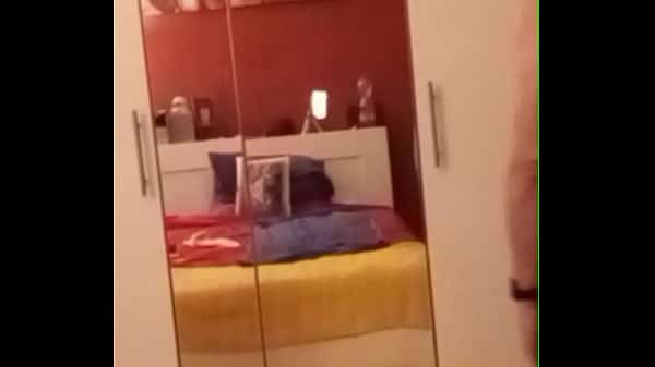 Travestito con plug nel culo allo specchio