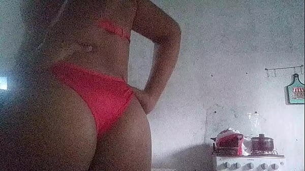 Um jovem Gay perdendo a virgindade do Cú com uma cenoura