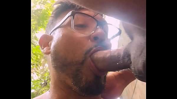 Me chamou pra fazer trillha me botou pra mamar e encheu minha boca de porra
