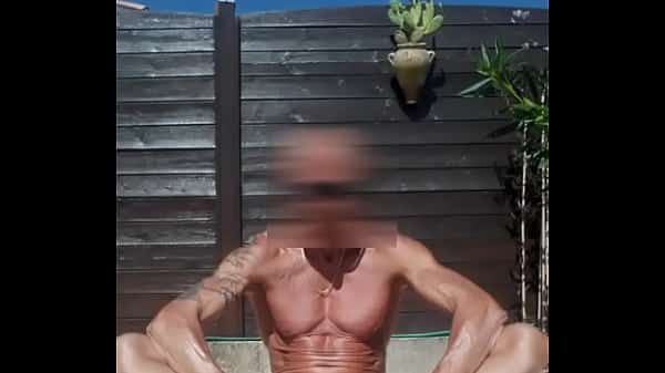 Séance d’assouplissements à poil dans sur la terrasse,