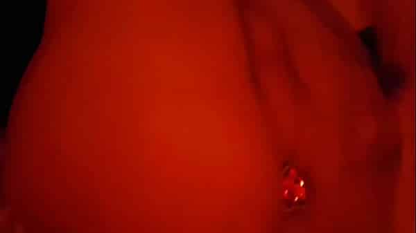 Femboy brinca com seu Plug Anal