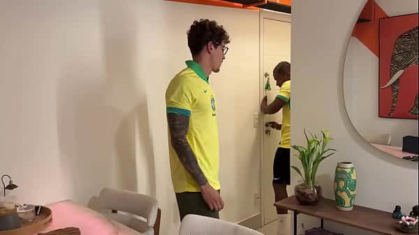 Putinho queria uma DP com duas rolas gigantes no cu e foi isso que ele ganhou.