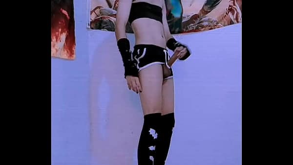 Viado femboy afeminado de short feminino se masturbando