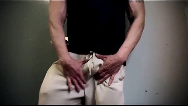 Heterosexual sale del gym a grabar porno gay jugando con un plátano en su garganta y picándose el culo como puta maricona